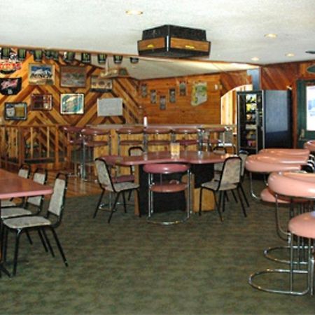 Zellar'S Village Inn Newberry Exteriör bild