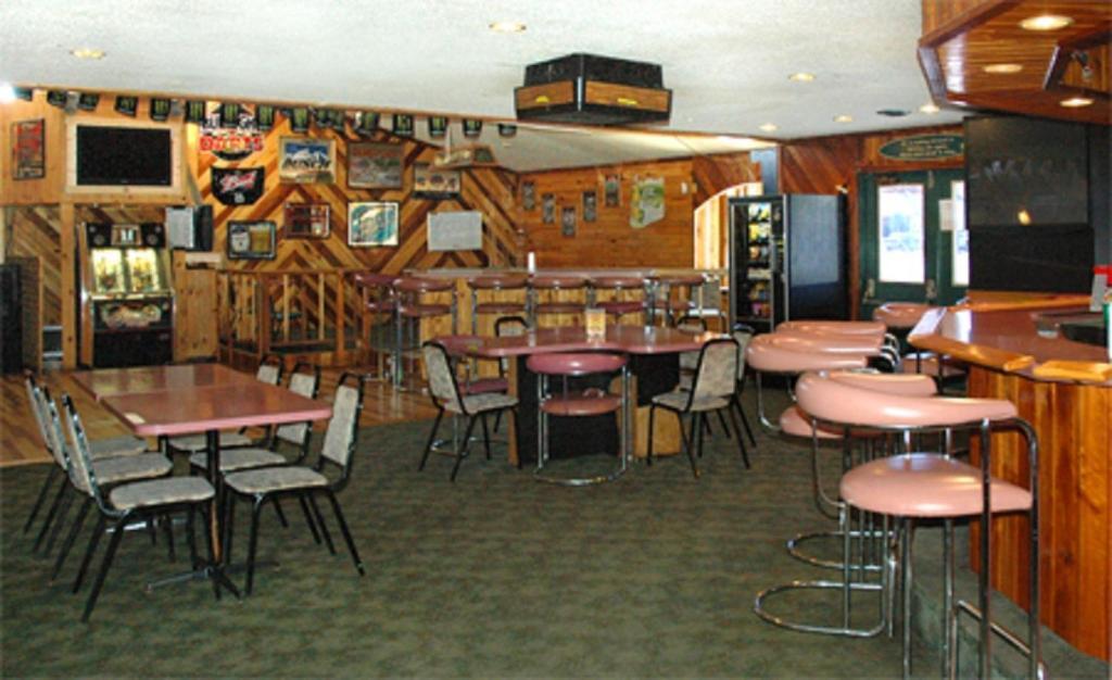 Zellar'S Village Inn Newberry Exteriör bild